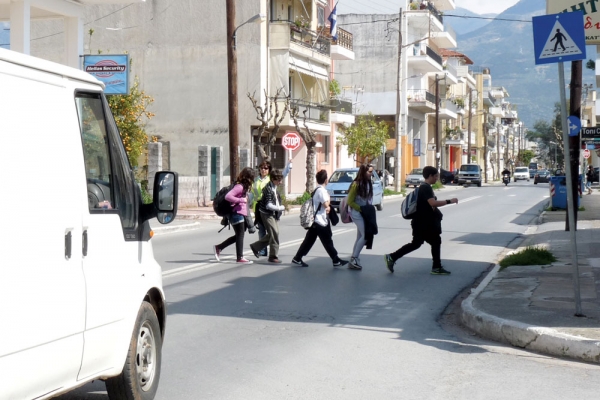 Οι οδηγοί αδιαφορούν για την ασφάλεια των μαθητών στην οδό Λυκούργου