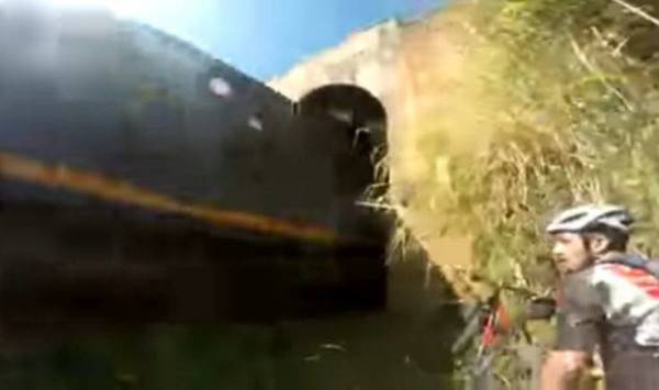 Βραζιλία: Μπήκαν σε τούνελ με τα ποδήλατα και παραλίγο να τους συνθλίψει το τρένο (Βίντεο)
