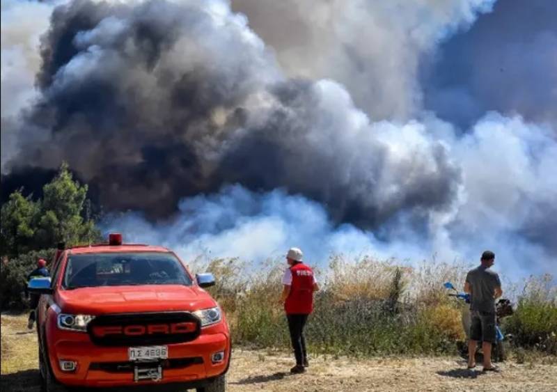 Μάχη με τις φλόγες στο Σοφικό Κορινθίας – Ισχυροί άνεμοι δυσχεραίνουν την κατάσβεση
