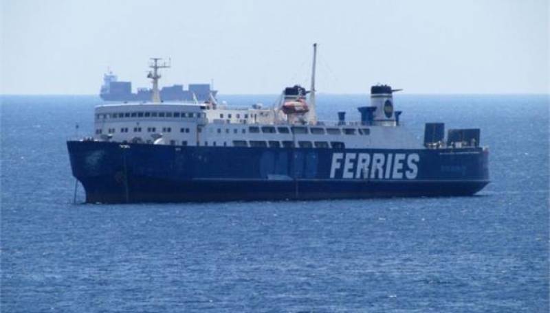 Πειραιάς: Ρυμουλκά έδεσαν με ασφάλεια το πλοίο που έπλεε ακυβέρνητο