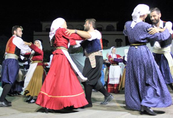 Εντυπωσιακοί χοροί στην πλατεία της Κυπαρισσίας (φωτογραφίες)