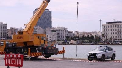 Ανδρας ανασύρθηκε χωρίς τις αισθήσεις του από όχημα, που έπεσε στη θάλασσα στον Πειραιά
