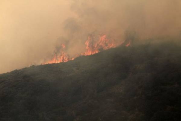 Πυρκαγιά σε εξέλιξη στην περιοχή Ρυτό Κορινθίας - Εκκενώθηκε κατασκήνωση