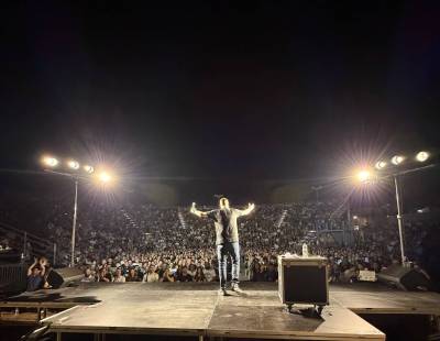 Νέο sold out για τον Αλέξανδρο Τσουβέλα στην Καλαμάτα - Δωρεά απινιδωτή στο πλαίσιο της περιοδείας