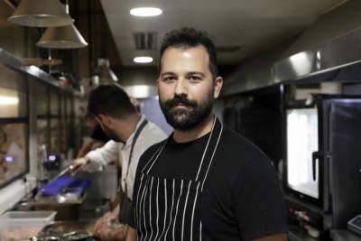 Ο  σεφ Δήμος Μπαλόπουλος στην «Ε»: «Στα πιάτα μου προσπαθώ να αναδεικνύω την πρώτη ύλη και όχι να τη “σκεπάζω”»