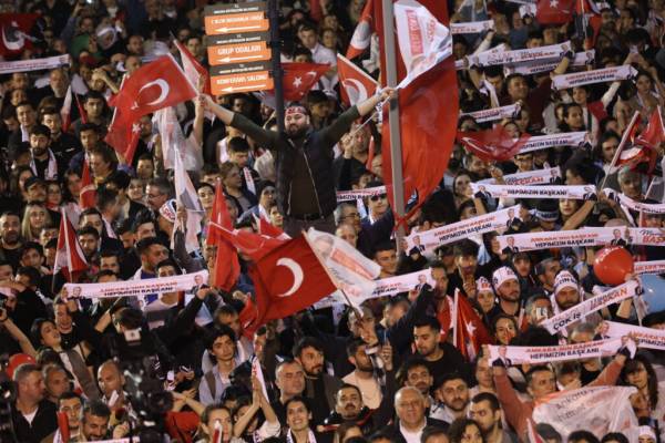 Εκλογές στην Τουρκία: Οδυνηρή ήττα Ερντογάν – Στα χέρια των δημάρχων της αντιπολίτευσης οι τρεις μεγάλες πόλεις (βίντεο)