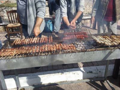 Τσικνίζει από το πρωί η Καλαμάτα (βίντεο-φωτογραφίες)