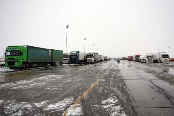 180 οδηγοί φορτηγών πέρασαν τη νύχτα στα Διόδια Μαλγάρων λόγω χιονόπτωσης (βίντεο)