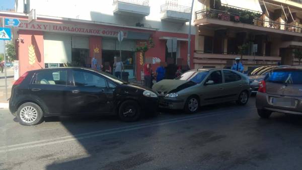 Καλαμάτα: Τροχαίο με τρία αυτοκίνητα στην οδό Φαρών