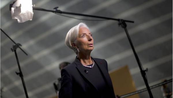Λαγκάρντ: Πρέπει να πέσω στα γόνατα για τα λάθη του ΔΝΤ;