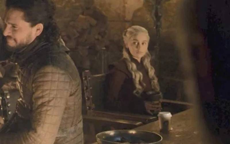 Game of Thrones: Η Εμίλια Κλαρκ αποκάλυψε το μυστικό με την κούπα του καφέ στα γυρίσματα