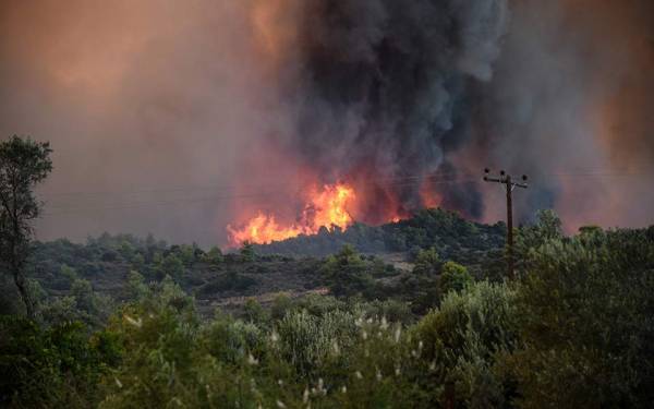 Ζάκυνθος: Πυρκαγιά στο χωριό Αγαλάς