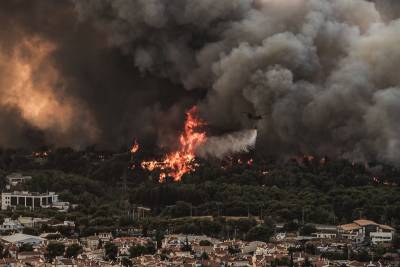 Πάνω από 300 απεγκλωβισμοί ατόμων από την ΕΛΑΣ στην πυρκαγιά της Αττικής και άλλοι 12 στην Εύβοια