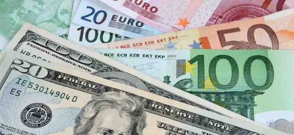 Οριακή πτώση του ευρώ έναντι του δολλαρίου