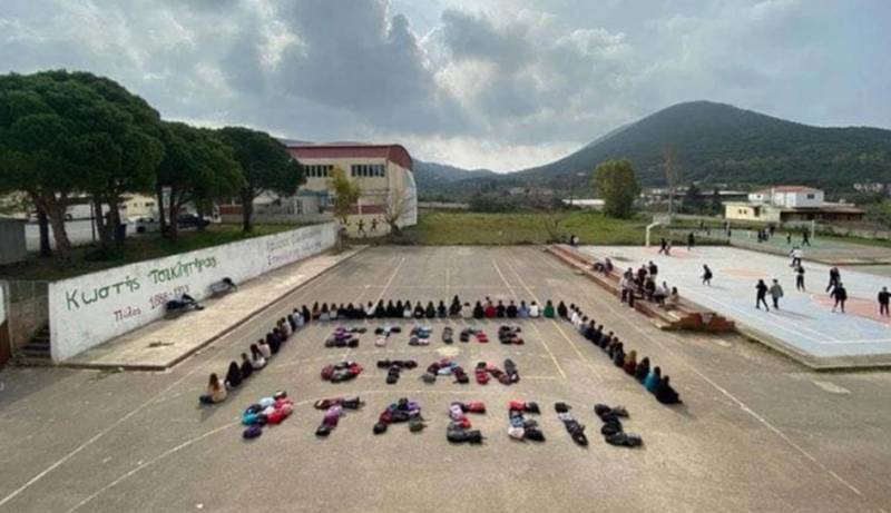 «Στείλε όταν φτάσεις» - Μαθητές της Πύλου έστειλαν μήνυμα με τις τσάντες τους για την τραγωδία στα Τέμπη