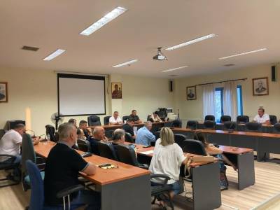 Δημοτικό Συμβούλιο Τριφυλίας: Συνεδρίαση με… κλιματισμό, απουσίες και ομόφωνες αποφάσεις