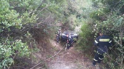 Αυτοκίνητο έπεσε σε ρεματιά 10 μέτρων στο Τσακώνα - Καλό Νερό