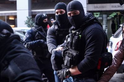 Επεισόδια στον Ρέντη: Στα δικαστήρια Πειραιά ο 18χρονος που έριξε τη φωτοβολίδα (βίντεο)