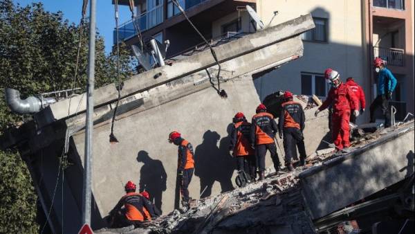 Τουρκία: 42 νεκροί, 896 τραυματίες από τον σεισμό