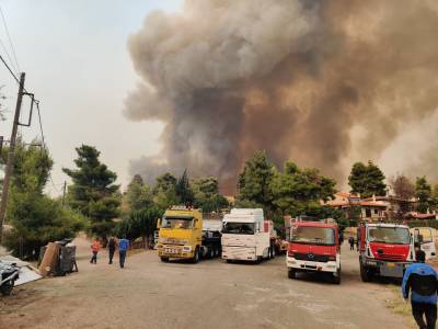 Φωτιά στην Αττική – Εκκενώνεται η Σταμάτα και η Ροδόπολη (βίντεο)