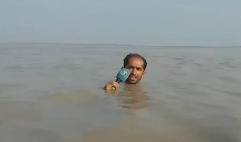 Δημοσιογράφος έγινε viral - Βγήκε σε ζωντανή σύνδεση από πλημμυρισμένη περιοχή (Βίντεο)