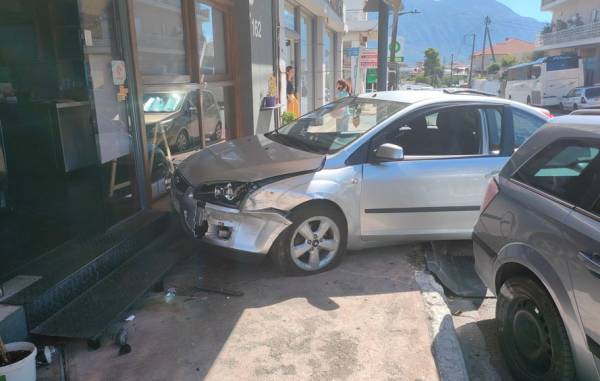 Καλαμάτα: Αυτοκίνητο σταμάτησε λίγο πριν μπει σε καφετέρια!