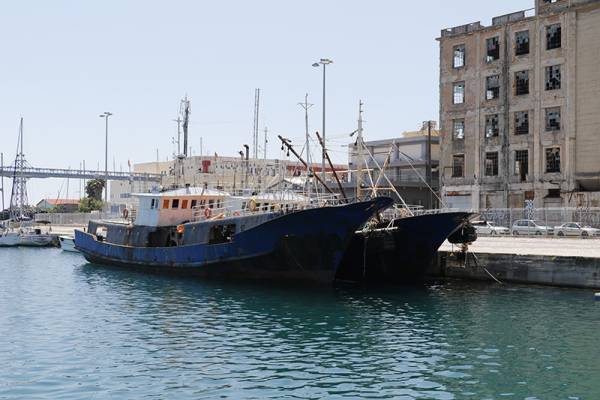 Βρίσκονται από τον Γενάρη στο λιμάνι Καλαμάτας: Οι ναυτικοί ζητούν κατάσχεση των δύο αλιευτικών σκαφών
