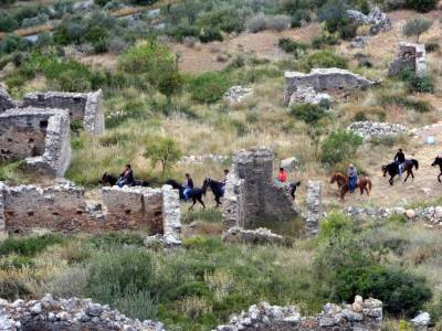Ιππεις μετέφεραν την εικόνα του Αγιου γεωργίου στο Γεράκι Λακωνίας (φωτογραφίες)