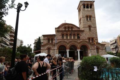 Μαζωνάκης: Kόσμος καταφθάνει στην Αγία Τριάδα Νίκαιας για τη λαϊκή αγρυπνία (βίντεο)