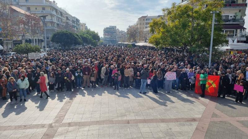 Καλαμάτα: Πλήθος κόσμου στην συγκέντρωση για την τραγωδία των Τεμπών (βίντεο+φωτογραφίες)