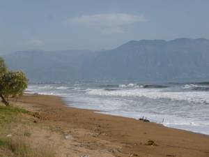 Εντυπωσιακά κύματα στην παραλία της Καλαμάτας (φωτογραφίες)