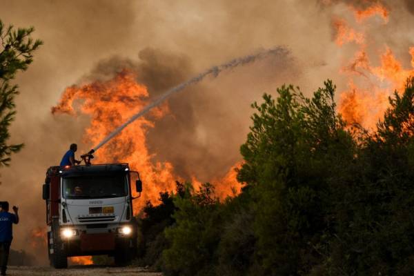 Φωτιά στην Αττική: Νέα αναζωπύρωση στη Βαρυμπόμπη – «Εκκενώστε τώρα προς Θρακομακεδόνες και Αχαρνές»