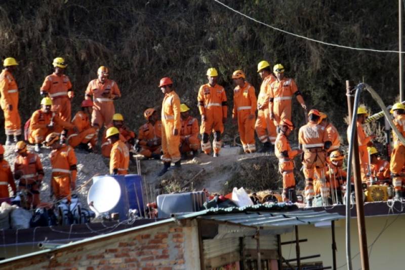 Ινδία: Με τα χέρια συνεχίζεται η επιχείρηση απεγκλωβισμού των 41 εργατών