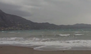 Κύματα &quot;χτυπούν&quot; την παραλία της Καλαμάτας - Προειδοποιήσεις από το Λιμεναρχείο (βίντεο)
