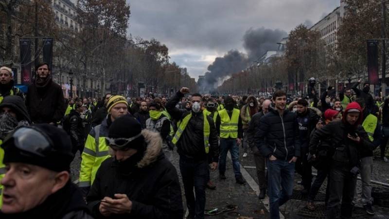 Γαλλία: Πρόταση μομφής από την αριστερά για τη διαχείριση της κρίσης των &quot;κίτρινων γιλέκων&quot;
