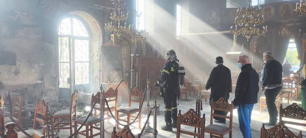 Πυρκαγιά στον Άγιο Ιωάννη Φιλιατρών: Ανέγγιχτη η θαυματουργή εικόνα της Αγίας Μαύρας