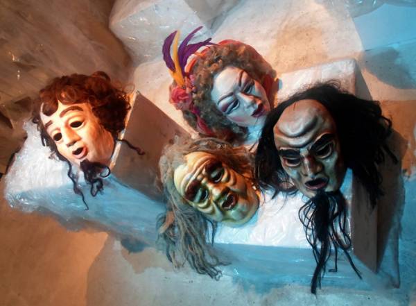Μάσκες της Ελενας Σουμή στην παράσταση “Οι Αλλοπαρμένοι”