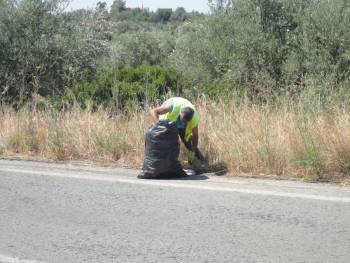 Μαζεύουν τα σκουπίδια από την παλιά εθνική