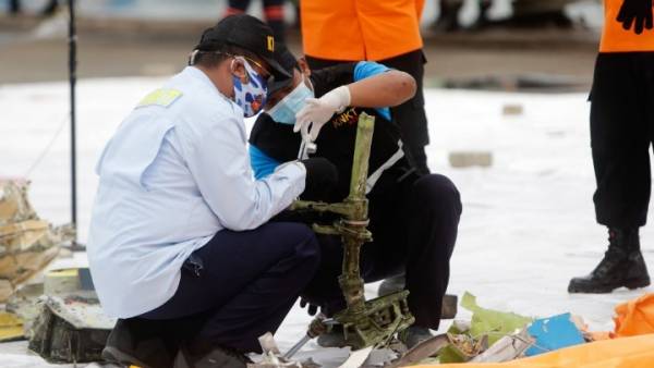 Ινδονησία: Εντοπίστηκαν τα μαύρα κουτιά του Boeing 737-500