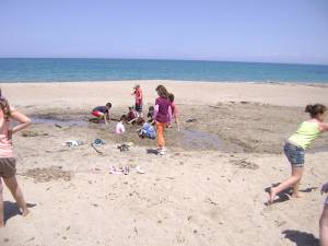 Εθελοντές καθαρίζουν παραλίες στην Κυπαρισσία