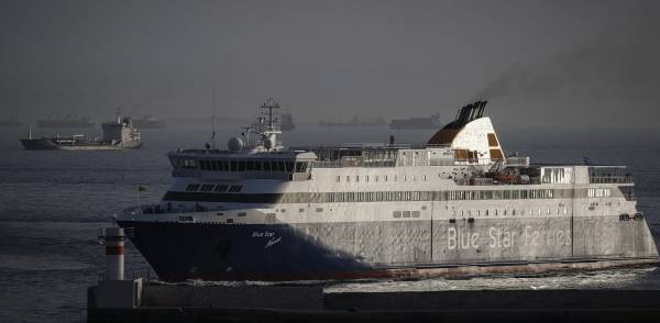 Κορονοϊός - Συναγερμός στη Λήμνο: Σε καραντίνα το πλοίο Blue Star Mykonos