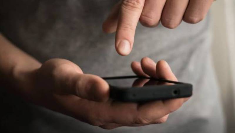 34χρονη έκλεψε κινητό από ψιλικατζίδικο στο Ασπρόχωμα