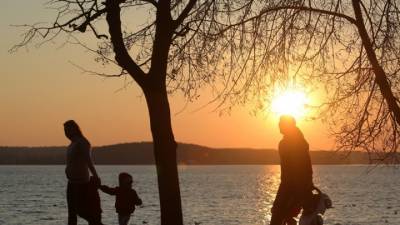 Οι νέοι στην Ελλάδα θέλουν να κάνουν οικογένεια. Αλλά δεν μπορούν