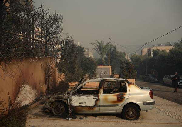 Ανεξέλεγκτη η φωτιά στον Νέο Κουβαρά: Καμμένα σπίτια και αυτοκίνητα (Βίντεο)