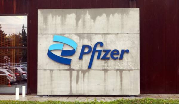 Πέφτει η μετοχή της Pfizer μετά τις λανθασμένες προβλέψεις για το εμβόλιο κατά του κορονοϊού και το αντιικό χάπι