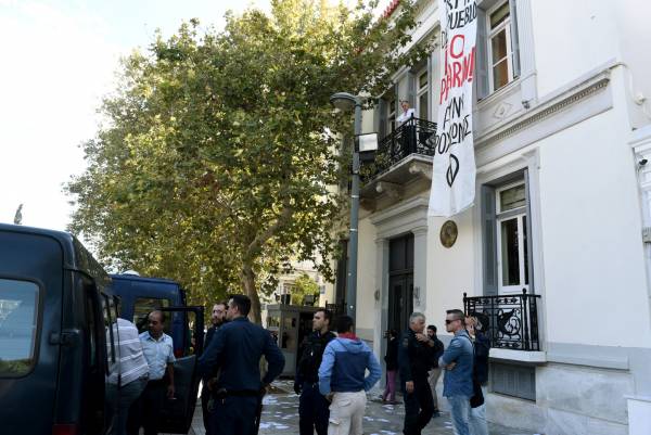 Εισβολή μελών του Ρουβίκωνα στην πρεσβεία της Ισπανίας στην Αθήνα