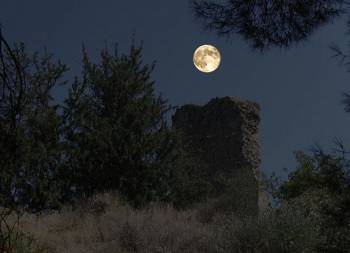 Αυγουστιάτικη πανσέληνος σε κάστρα και αρχαιολογικούς