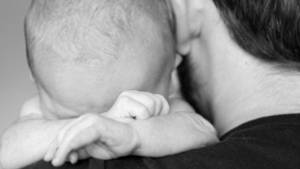 Μωρό κοιμάται γαλήνια στην αγκαλιά του πατέρα... και ξαφνικά...