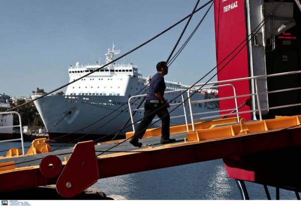 Πειραιάς: Επεσαν από πλοίο δύο ναύτες