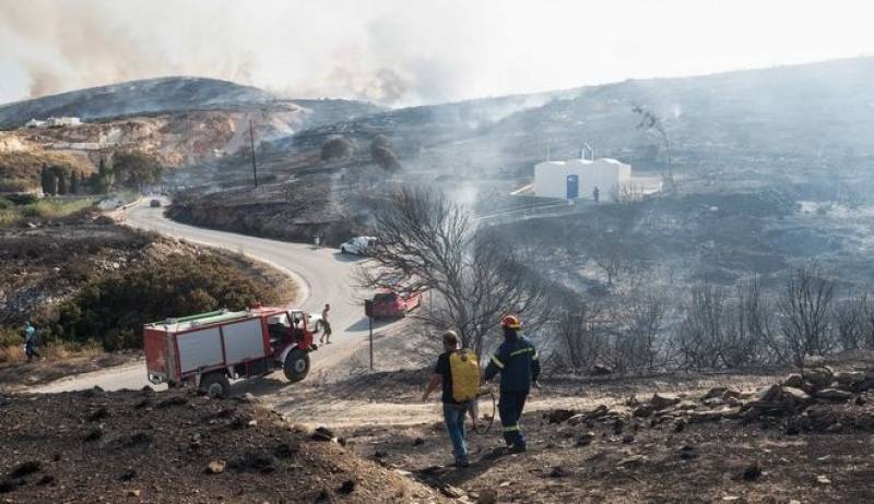 Ενισχύονται οι πυροσβεστικές δυνάμεις στην Πάρο - υπάρχουν αναζωπυρώσεις